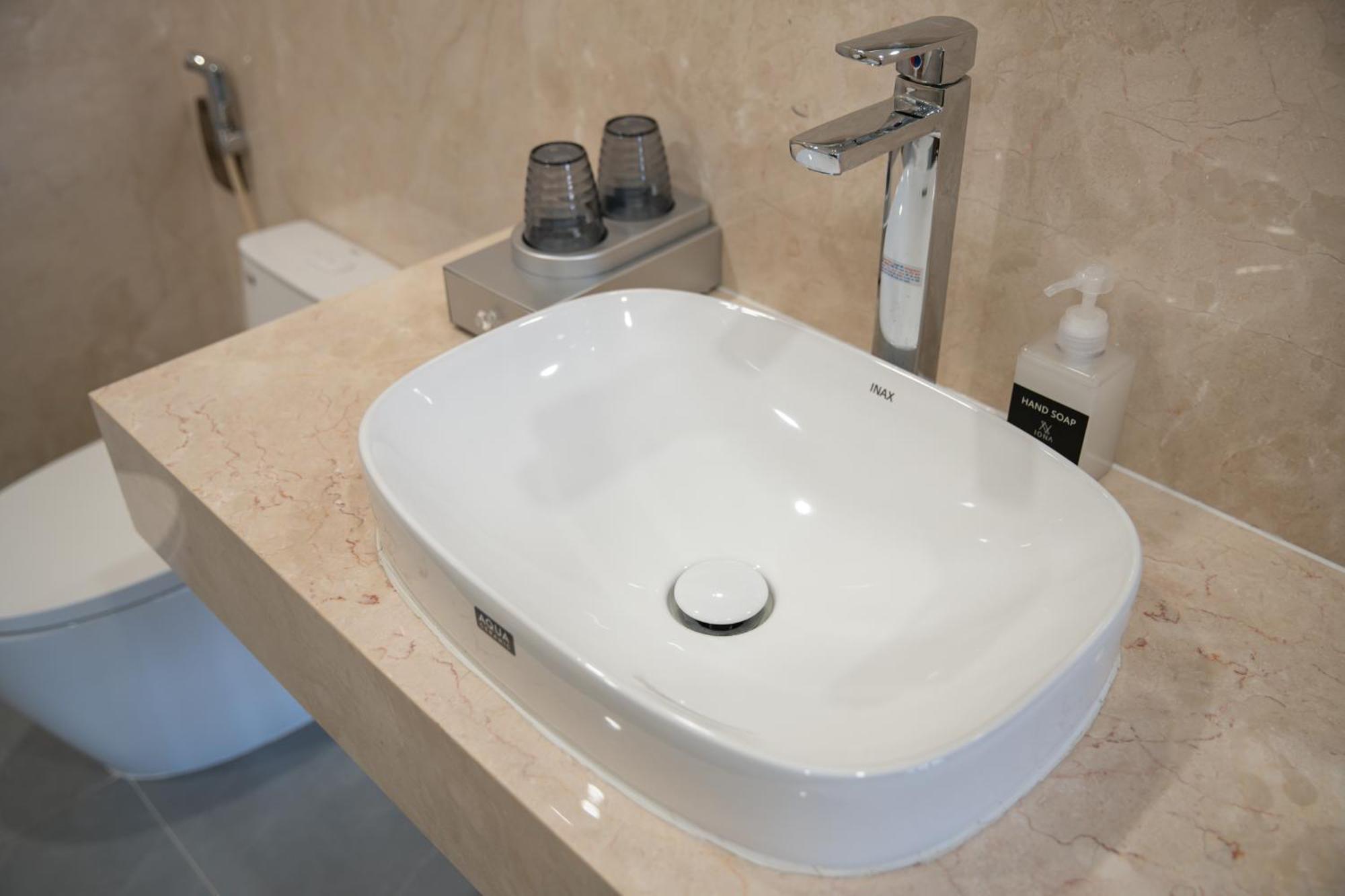 T P - Sauna, Jacuzzi Bathtub- Full Ac Villa *