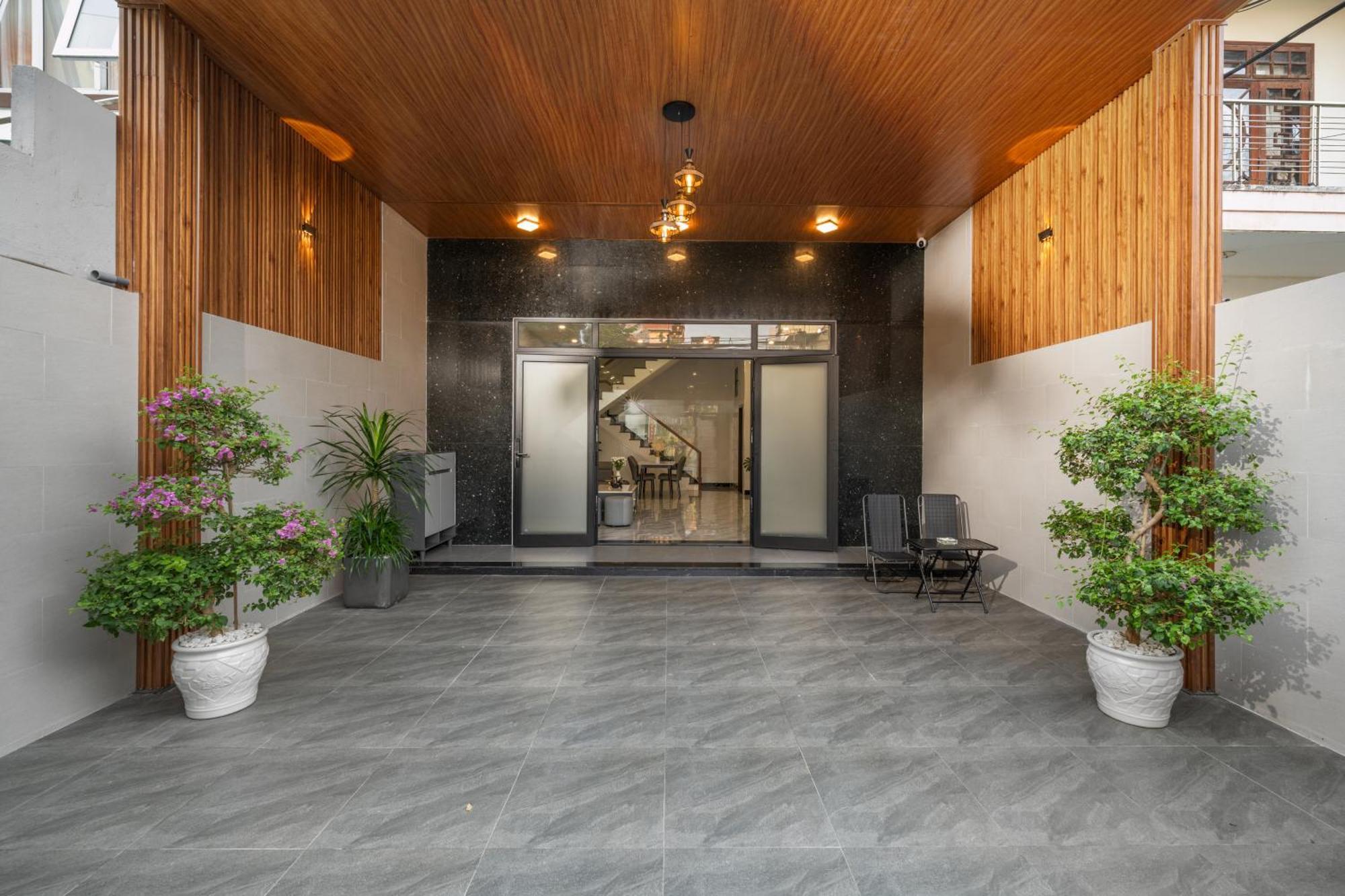 Villa T P - Sauna, Jacuzzi Bathtub- Full Ac *